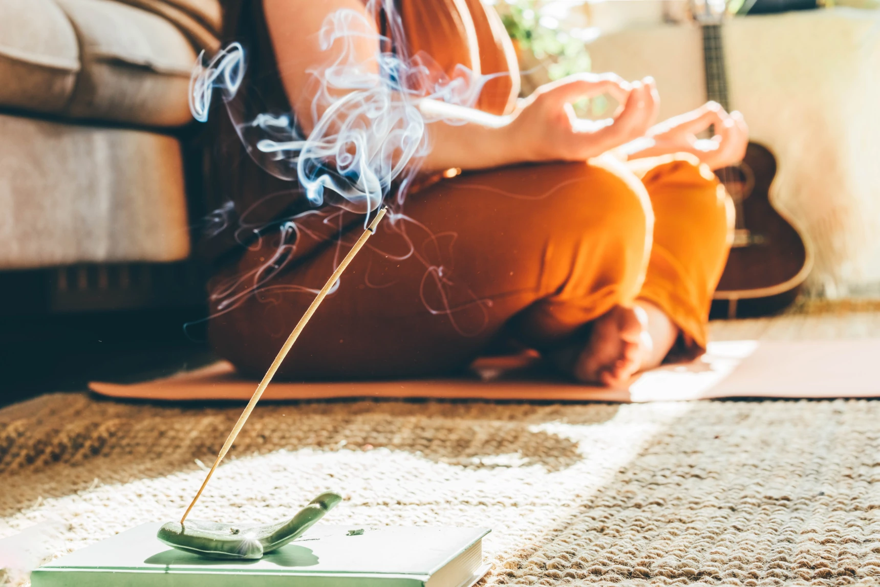 un pratiquant récite des mantras