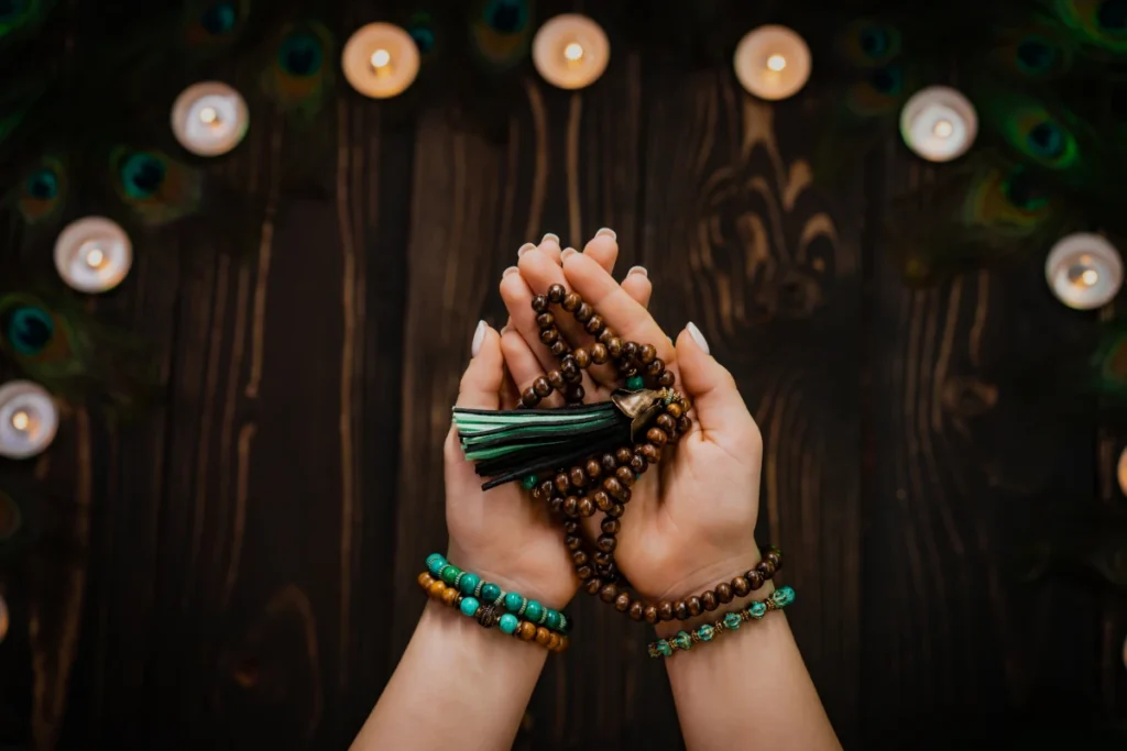 Image d'une femme tenant dans les mains un mala