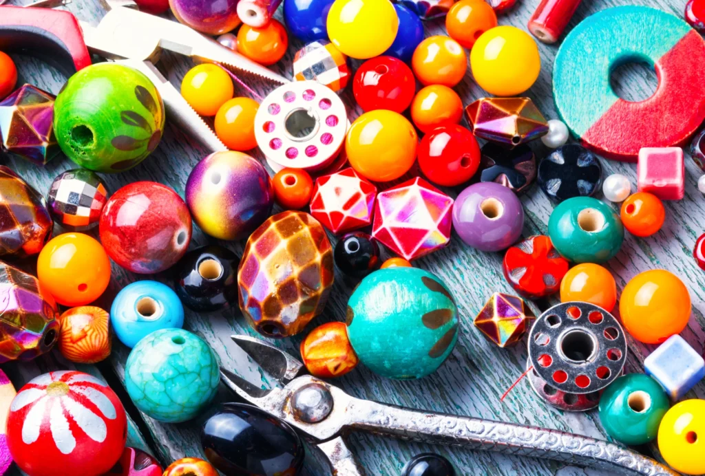 Perles pour bracelet des 7 chakras sur fond en bois.